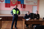 Денис Олейник совместно сотрудниками ГИБДД ОМВД России по Раздольненскому району провели совещание по вопросу организации деятельности по перевозке пассажиров легковым такси на территории Раздольненского района