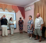 В ГБУ РК «ЦСО Раздольненского района» поздравили семейную пару Горбачёвых с наступающим Днем семьи, любви и верности