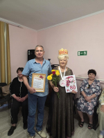 В ГБУ РК «ЦСО Раздольненского района» поздравили с 80-летием серебряного волонтера
